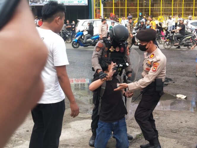 
					Jurnalis MNCTV Dipukuli Polisi Saat Liput Aksi Demo Tolak UUD Cipta Kerja