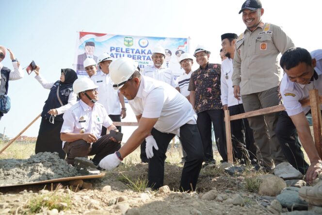 
					Bupati Luwu Letakkan Batu Pertama Kampung Nelayan Merah Putih, Pembangunan Ditarget Selesai November 2026