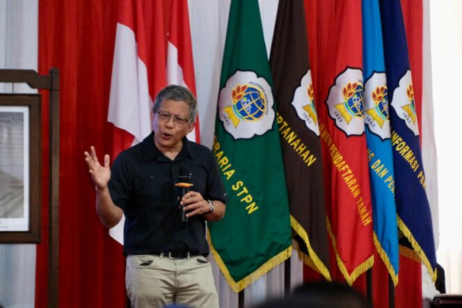 
					Isi Kuliah Umum di Politeknik Agraria STPN, Rocky Gerung Ingin Taruna/i Pahami Tiga Konsep Pemaknaan Pengelolaan Tanah